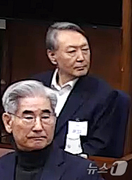 (서울=뉴스1) = 윤석열 전 대통령이 19일 오후 서울 서초구 서울중앙지방법원에서 열린 12·3 비상계엄 관련 내란 우두머리 혐의 사건 1심 선고공판에 출석하고 있다. 윤 전 대 …