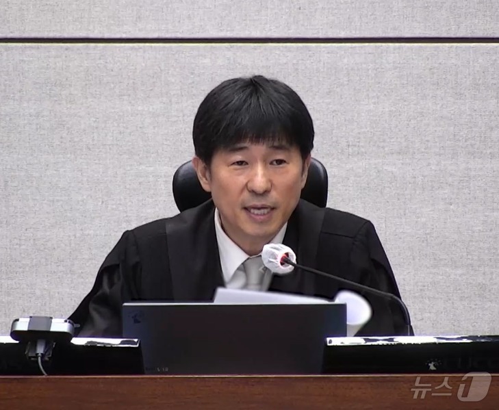 (서울=뉴스1) = 지귀연 부장판사가 19일 오후 서울 서초구 서울중앙지방법원에서 열린 12·3 비상계엄 관련 윤석열 전 대통령 내란 우두머리 혐의 사건 1심 선고공판에서 판결문을 …