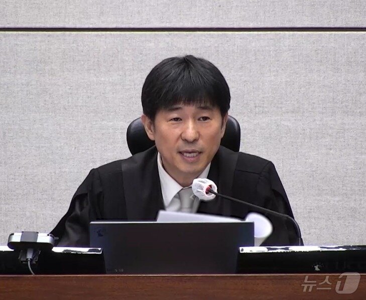 본문 이미지 - 지귀연 부장판사가 19일 오후 서울 서초구 서울중앙지방법원에서 열린 12·3 비상계엄 관련 윤석열 전 대통령 내란 우두머리 혐의 사건 1심 선고공판에서 판결문을 낭독하고 있다. (서울중앙지법 제공. 재판매 및 DB 금지) 2026.2.19 ⓒ 뉴스1