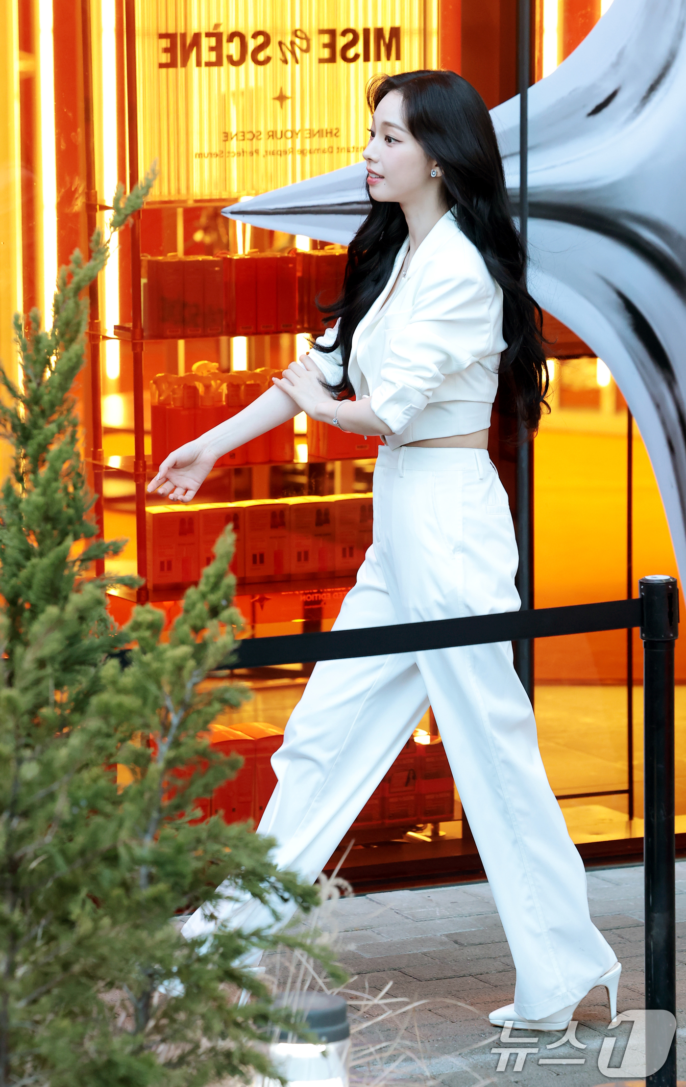 (서울=뉴스1) 권현진 기자 = 그룹 에스파(aespa) 카리나가 19일 오후 서울 성동구 올리브영 N 성수에서 열린 뷰티 브랜드 ‘미쟝센 퍼펙트 세럼’ 팝업 스토어 오픈 행사에 …