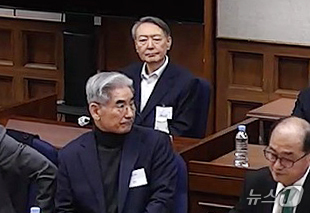 (서울=뉴스1) = 윤석열 전 대통령이 19일 오후 서울 서초구 서울중앙지방법원에서 열린 12·3 비상계엄 관련 내란 우두머리 혐의 사건 1심 선고공판에 출석하고 있다. 윤 전 대 …