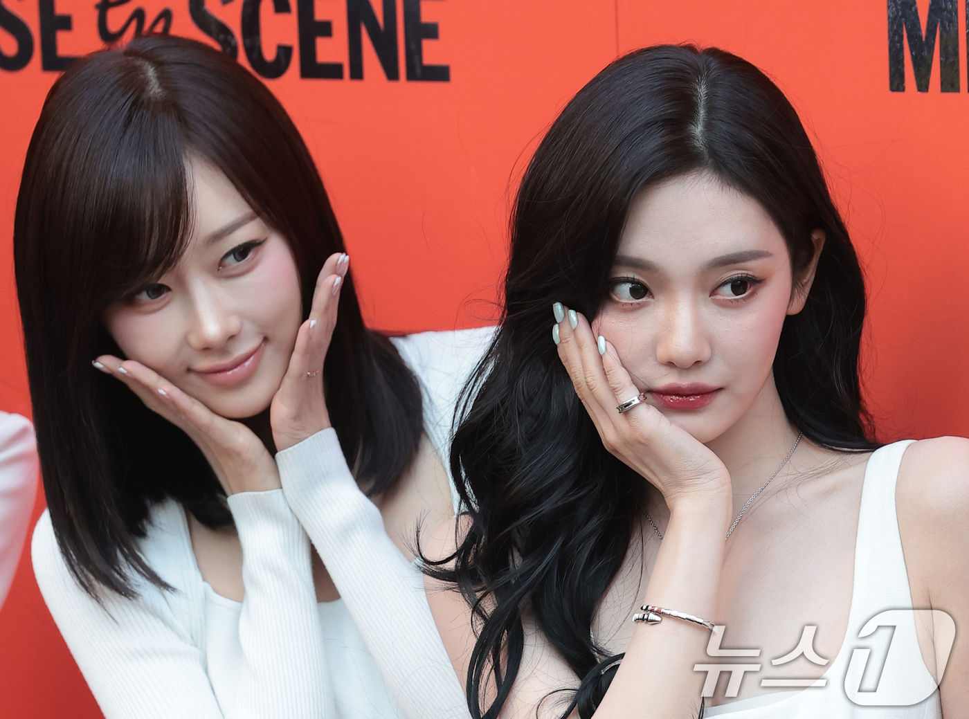 (서울=뉴스1) 권현진 기자 = 그룹 에스파(aespa) 지젤과 닝닝(오른쪽)이 19일 오후 서울 성동구 올리브영 N 성수에서 열린 뷰티 브랜드 ‘미쟝센 퍼펙트 세럼’ 팝업 스토어 …