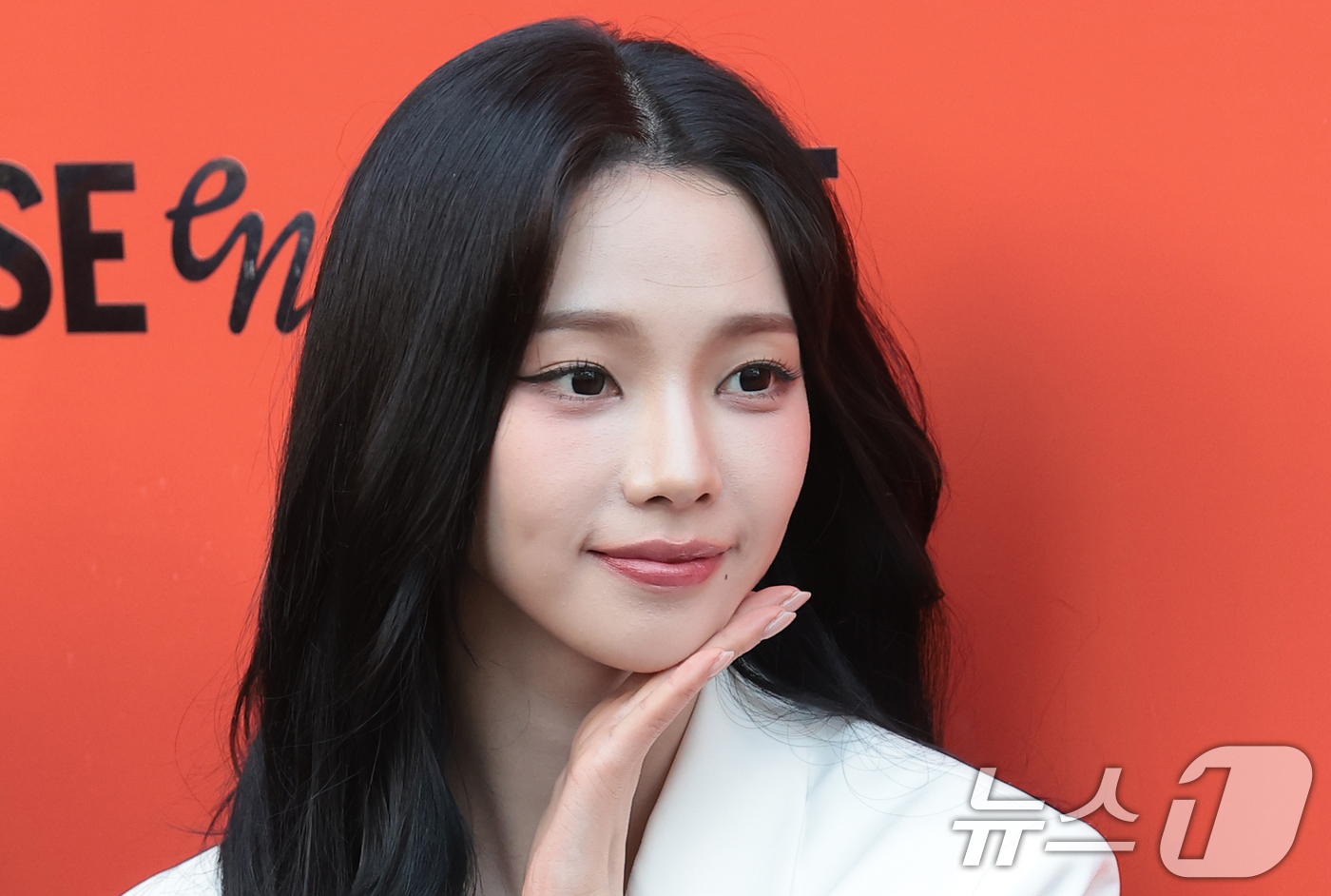 (서울=뉴스1) 권현진 기자 = 그룹 에스파(aespa) 카리나가 19일 오후 서울 성동구 올리브영 N 성수에서 열린 뷰티 브랜드 ‘미쟝센 퍼펙트 세럼’ 팝업 스토어 오픈 행사에 …