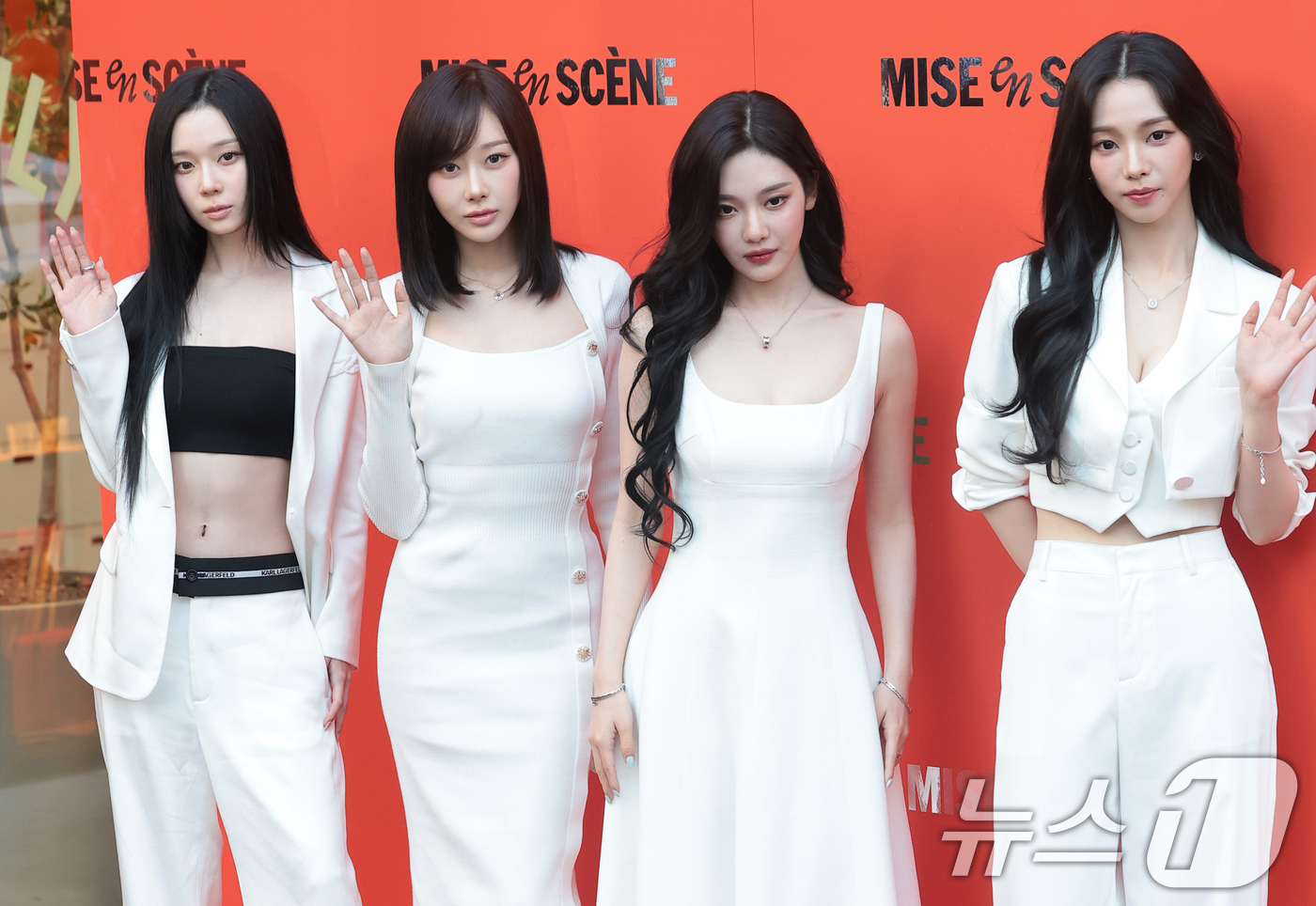 (서울=뉴스1) 권현진 기자 = 그룹 에스파(aespa) 윈터(왼쪽부터)와 지젤, 닝닝, 카리나가 19일 오후 서울 성동구 올리브영 N 성수에서 열린 뷰티 브랜드 ‘미쟝센 퍼펙트 …