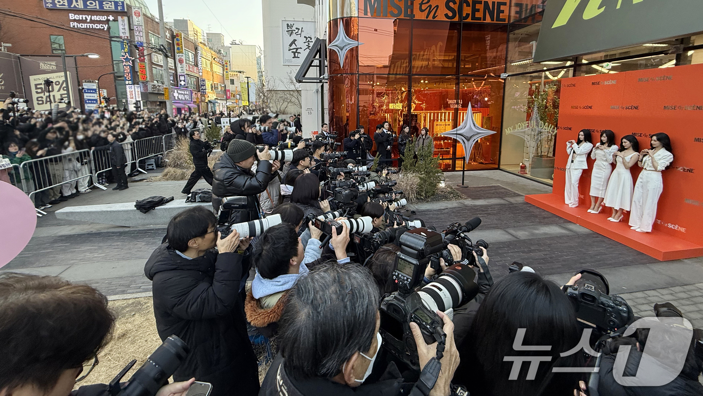 (서울=뉴스1) 권현진 기자 = 그룹 에스파(aespa)가 19일 오후 서울 성동구 올리브영 N 성수에서 열린 뷰티 브랜드 ‘미쟝센 퍼펙트 세럼’ 팝업 스토어 오픈 행사에 참석해 …