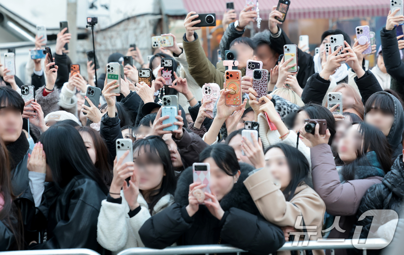 (서울=뉴스1) 권현진 기자 = 19일 오후 서울 성동구 올리브영 N 성수에서 열린 뷰티 브랜드 ‘미쟝센 퍼펙트 세럼’ 팝업 스토어 오픈 행사에서 팬들이 핸드폰을 들고 그룹 에스파 …