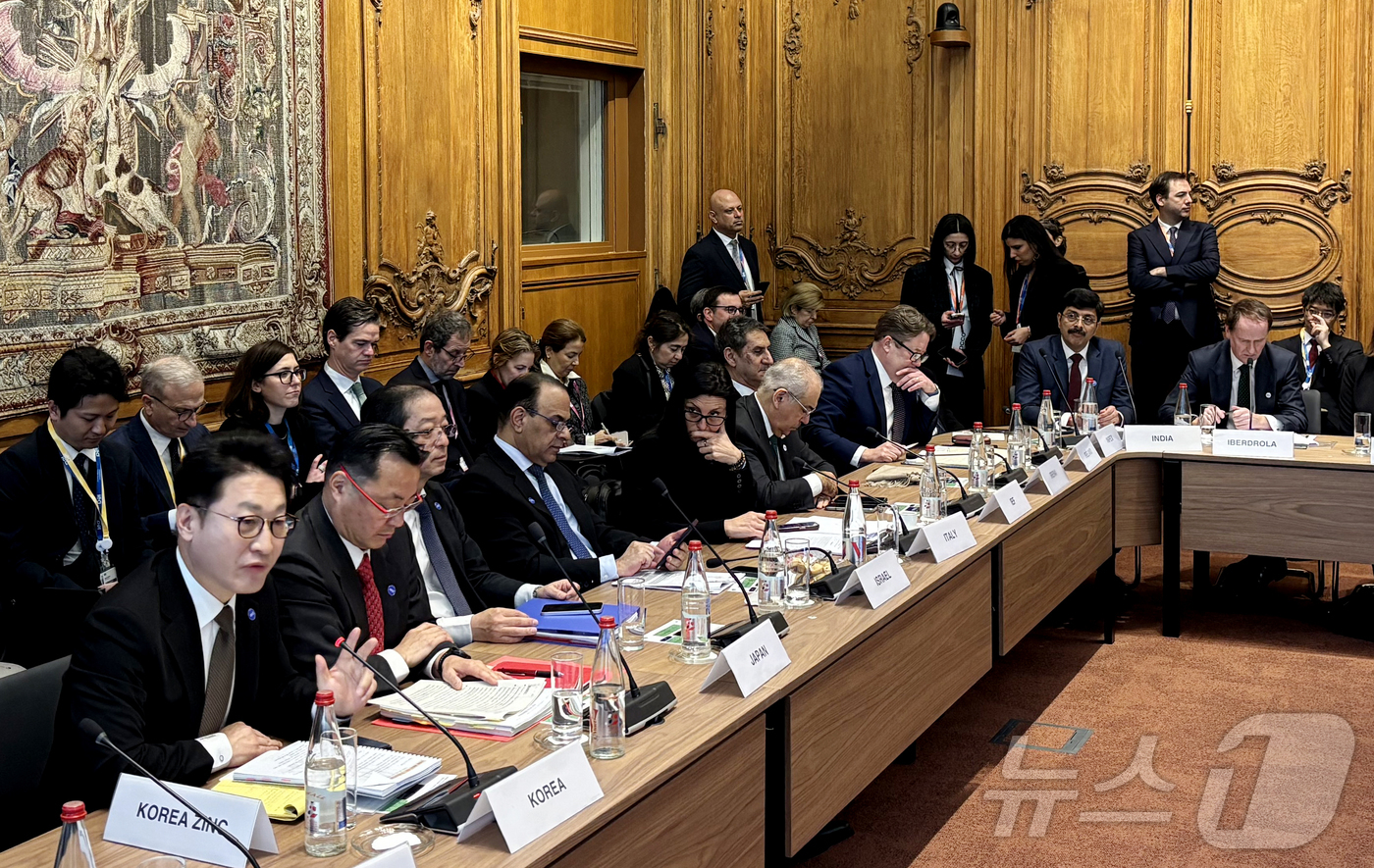 (서울=뉴스1) = 이호현 기후에너지환경부 2차관이 19일(현지시간) 프랑스 파리 OECD 센터에서 열린 국제에너지기구(IEA) 이사회 참석해 AI와 전기화 시대에 안정적인 전력공 …