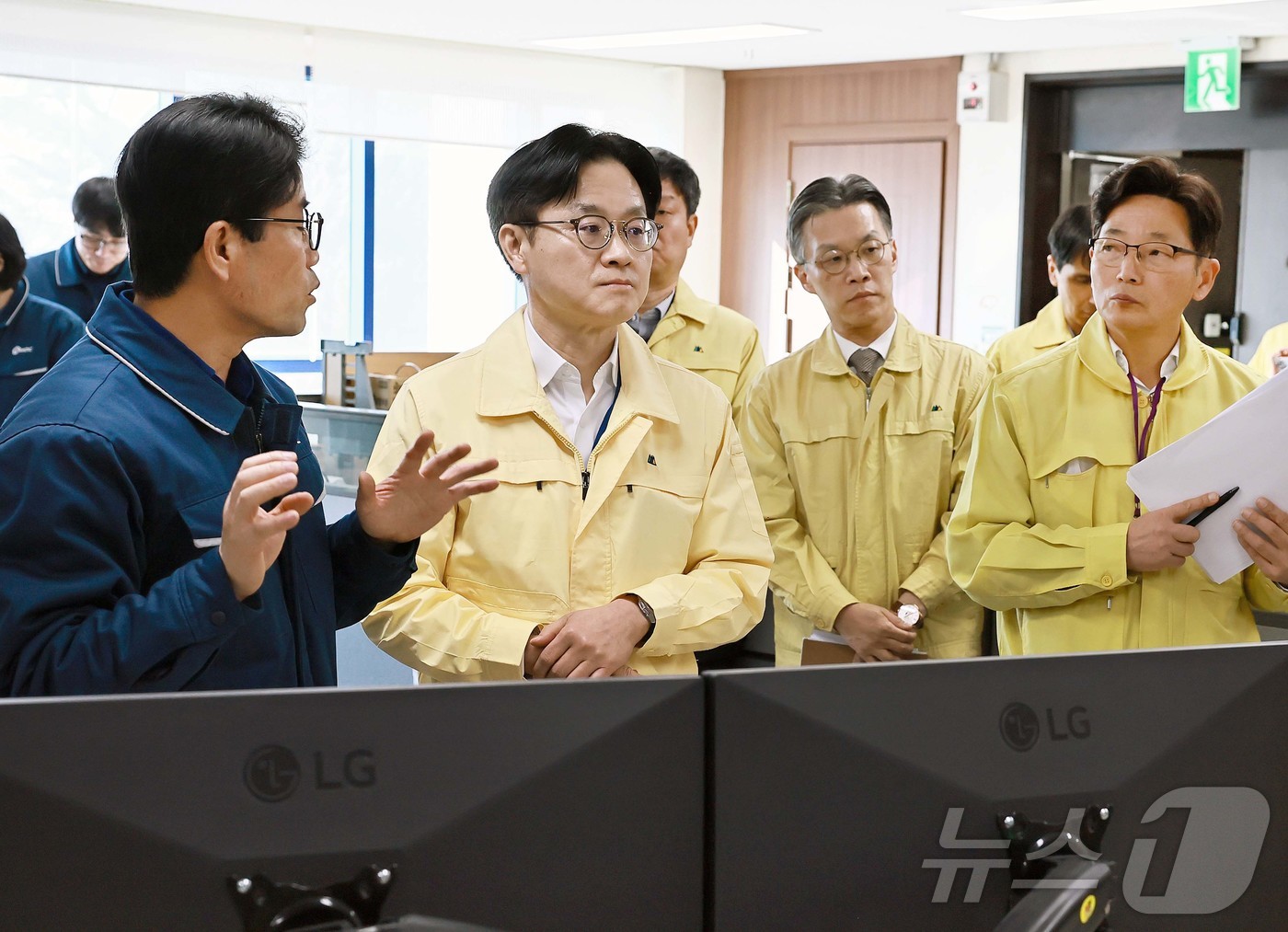 (서울=뉴스1) = 김정관 산업통상부 장관이 19일 경기 평택시 한국석유공사 비축기지를 방문해 재난안전, 시설방호 및 사이버보안 대응 상황을 점검하고 있다. (산업통상자원부 제공. …