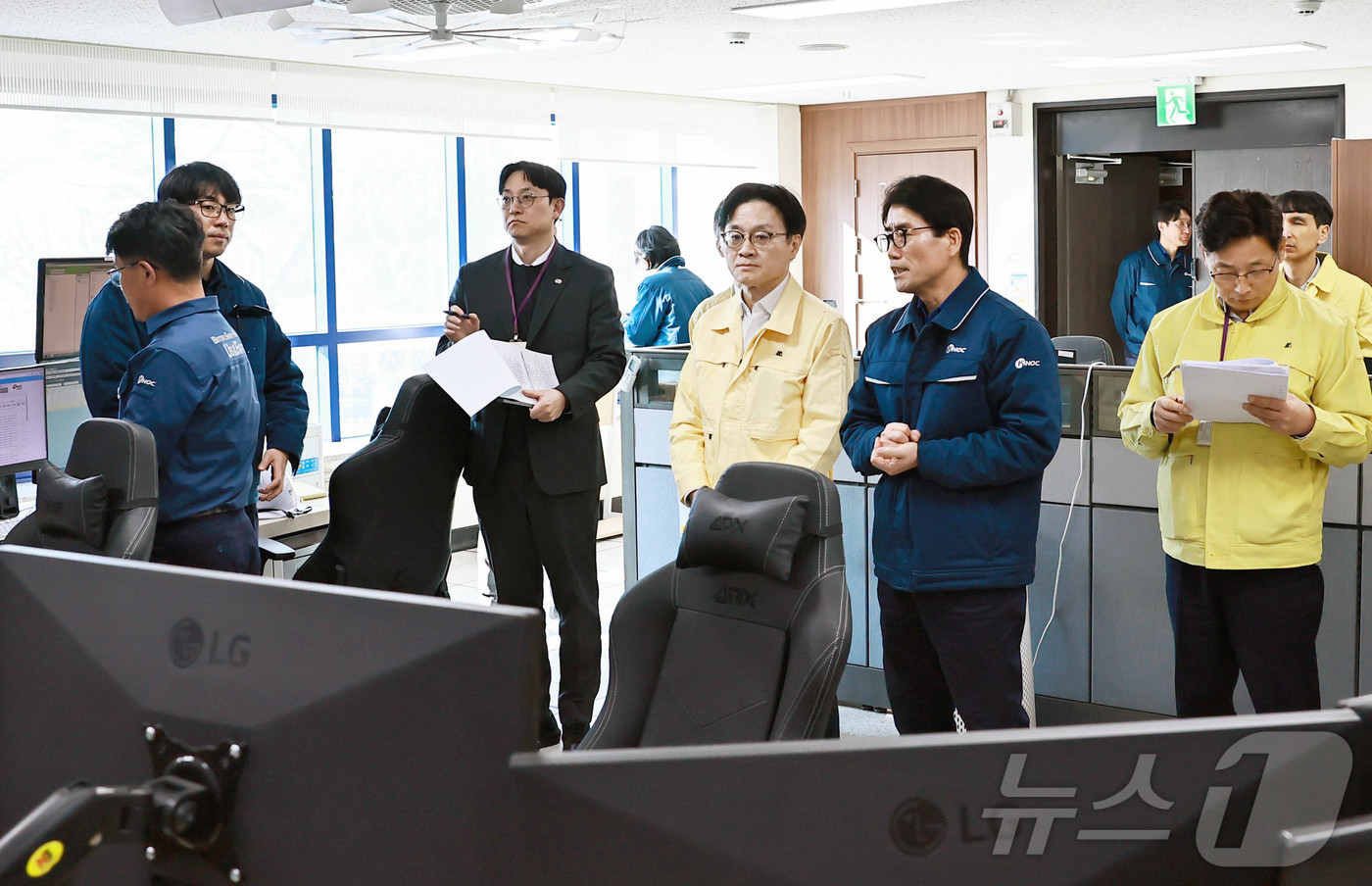 (서울=뉴스1) = 김정관 산업통상부 장관이 19일 경기 평택시 한국석유공사 비축기지를 방문해 재난안전, 시설방호 및 사이버보안 대응 상황을 점검하고 있다. (산업통상자원부 제공. …