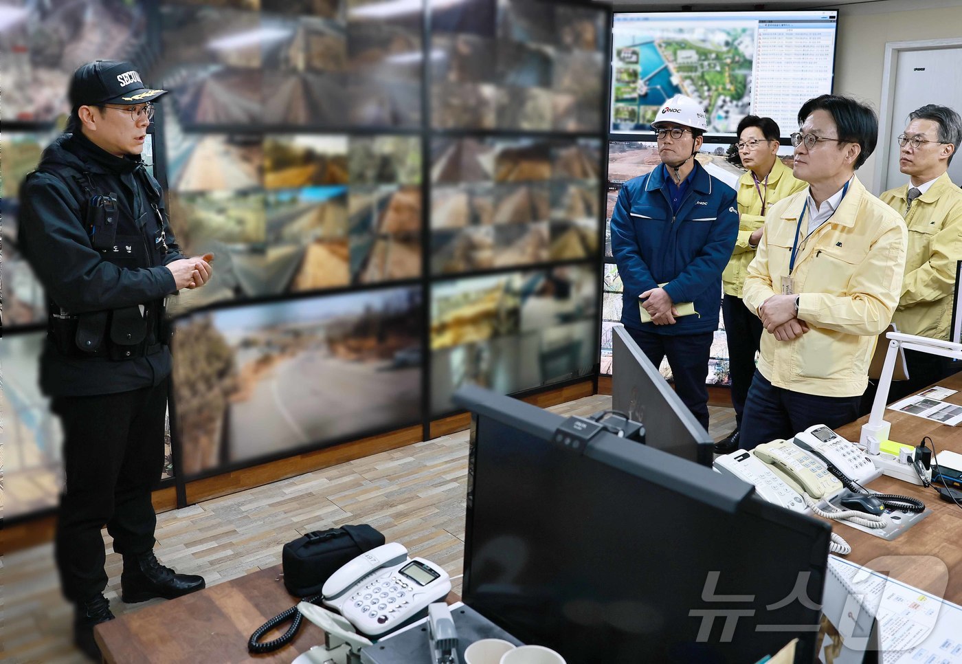 (서울=뉴스1) = 김정관 산업통상부 장관이 19일 경기 평택시 한국석유공사 비축기지를 방문해 재난안전, 시설방호 및 사이버보안 대응 상황을 점검하고 있다. (산업통상자원부 제공. …