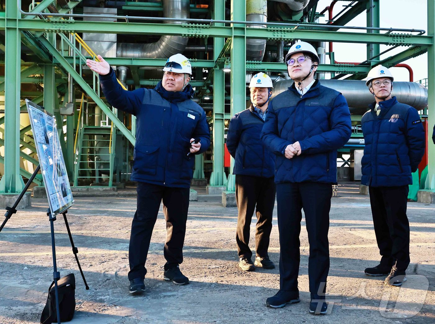 (서울=뉴스1) = 김정관 산업통상부 장관이 19일 경기 평택시 한국석유공사 비축기지를 방문해 재난안전, 시설방호 및 사이버보안 대응 상황을 점검하고 있다. (산업통상자원부 제공. …