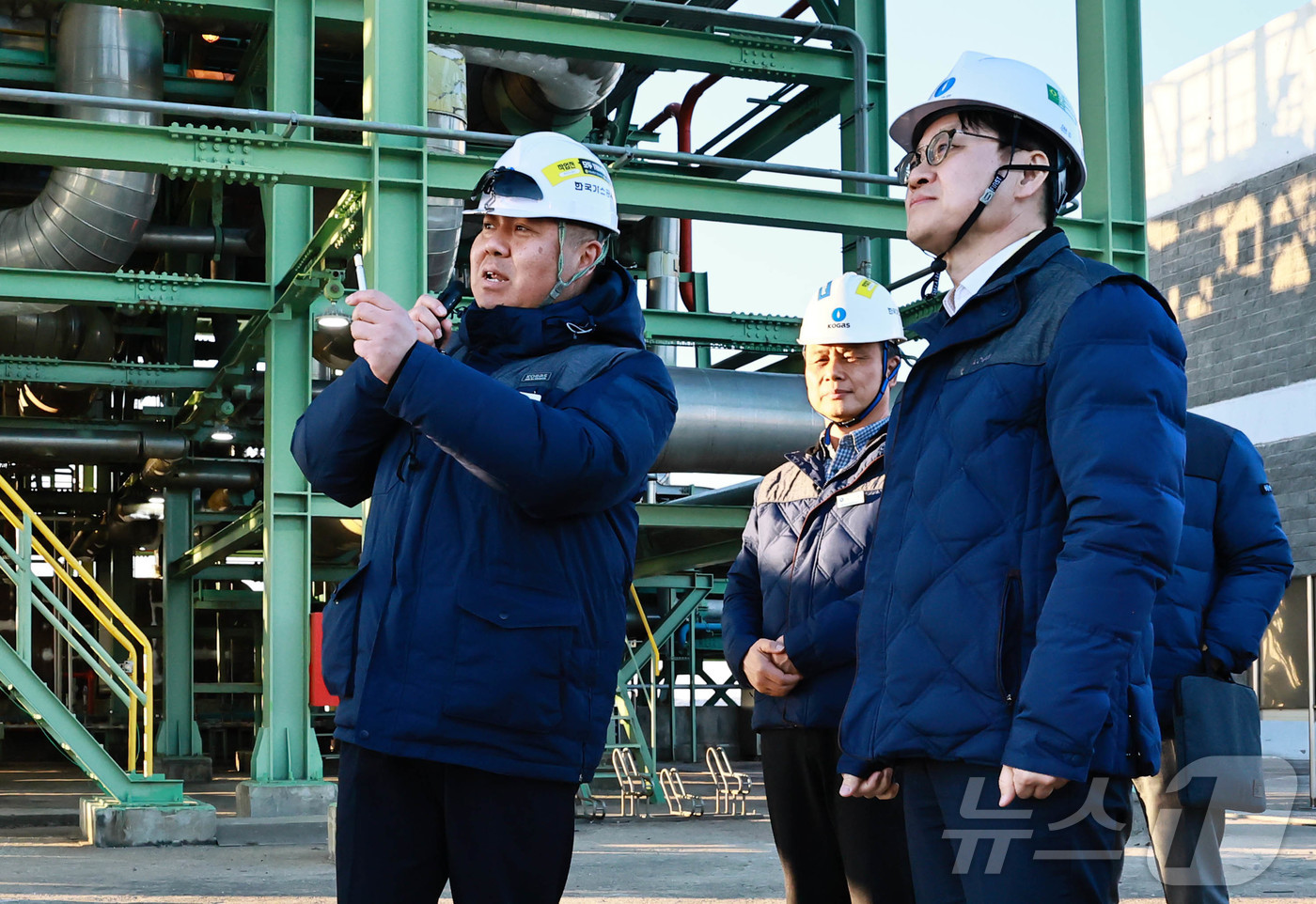 (서울=뉴스1) = 김정관 산업통상부 장관이 19일 경기 평택시 한국석유공사 비축기지를 방문해 재난안전, 시설방호 및 사이버보안 대응 상황을 점검하고 있다. (산업통상자원부 제공. …
