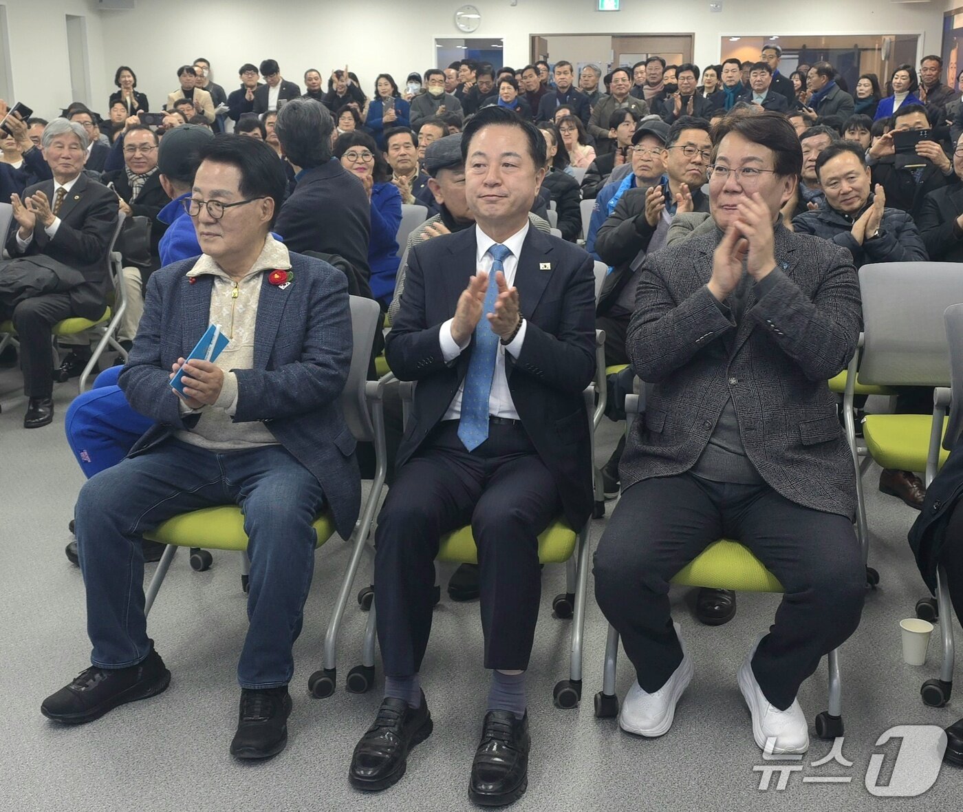 본문 이미지 - 19일 더불어민주당 부산시당사에서 열린 특강에서 내빈 소개 순서에 박지원 국회의원(앞줄 왼쪽부터), 김두관 전 의원, 변성완 부산시당위원장이 박수를 치고 있다.2026.2.19/뉴스1 ⓒ News1 이주현 기자