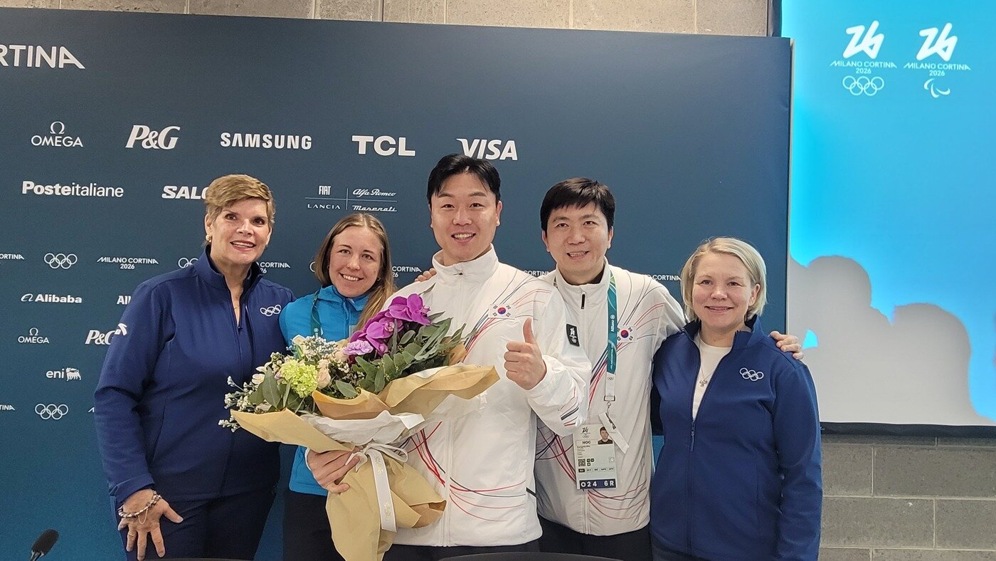 본문 이미지 - 원윤종이 19일(한국시간) IOC 선수위원에 당선됐다. 사진은 왼쪽부터 니콜 호에베르츠 선거관리위원장, 요한나 타리함(에스토니아) 당선인 , 원윤종 당선인, 유승민 대한체육회장, 엠마 테르호 선수위원장. (대한체육회 제공)