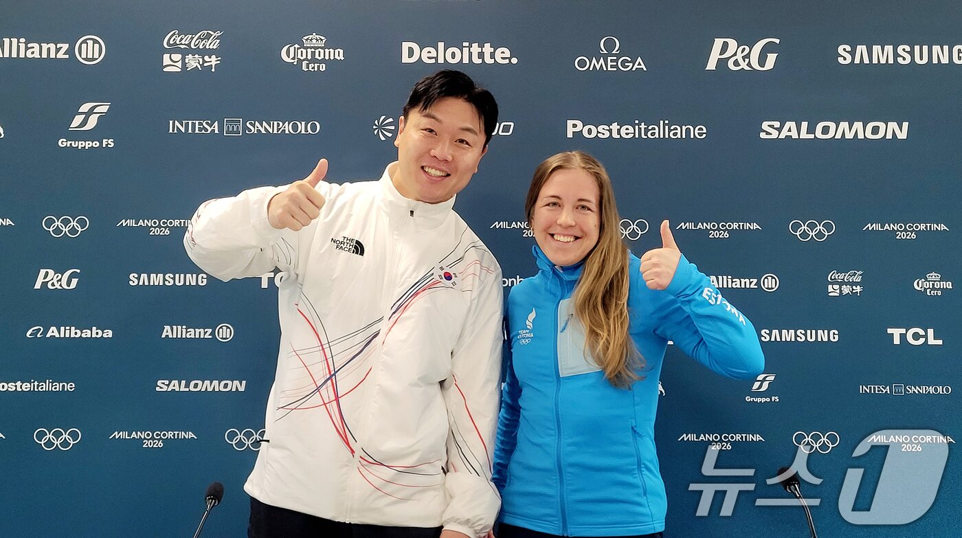 본문 이미지 - 원윤종 국제올림픽위원회(IOC) 선수위원 당선인이 19일 이탈리아 밀라노 코르티나담페초 동계 올림픽 선수촌에서 요한나 탈리해름 당선인과 기념촬영을 하고 있다.  (대한체육회 제공. 재판매 및 DB금지) 2026.2.19 ⓒ 뉴스1