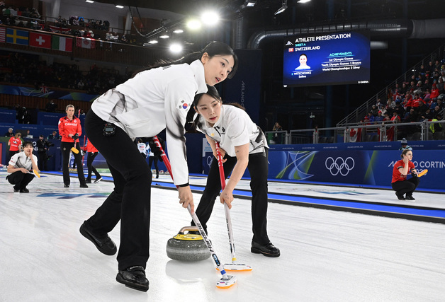 '실내종목' 컬링도 폭설 영향…선수단 늦게 도착해 30분 지연 [올림픽]