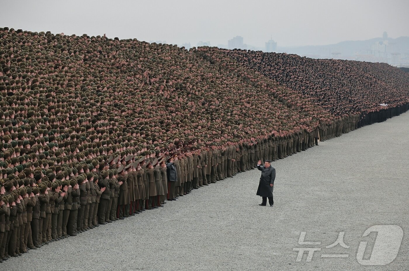 본문 이미지 - (평양 노동신문=뉴스1) = 지난 1일 김정은 노동당 총비서가 신의주온실종합농장 준공식에  참석해 건설 노동자들을 향해 손을 흔들어 보이고 있다.  [국내에서만 사용가능. 재배포 금지. DB 금지. For Use Only in the Republic of Korea. Redistribution Prohibited] rodongphoto@news1.kr