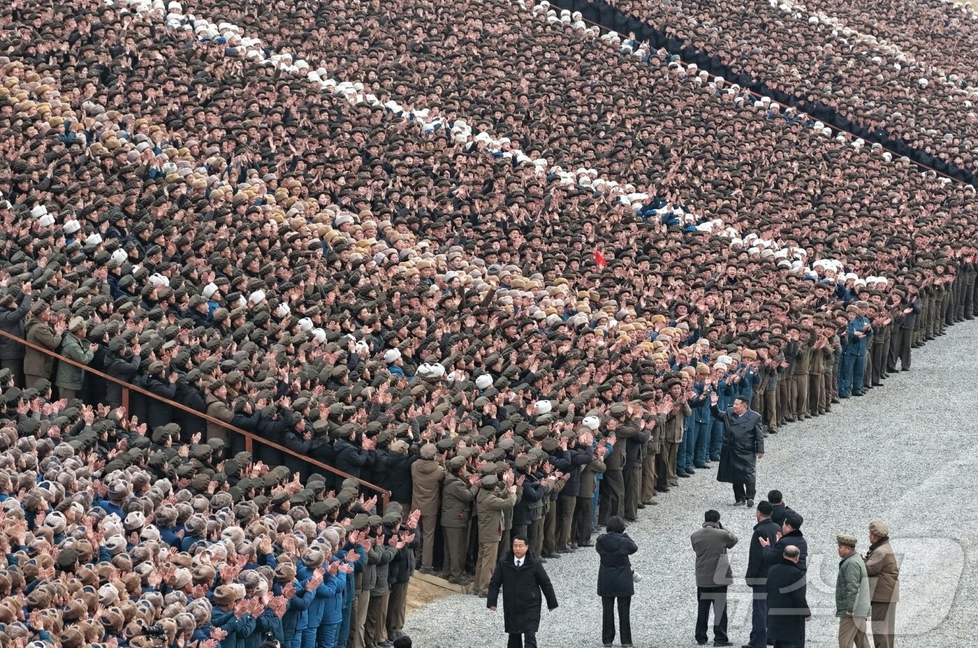 본문 이미지 - (평양 노동신문=뉴스1) = 지난 1일 김정은 노동당 총비서가 신의주온실종합농장 준공식에  참석해 건설 노동자들을 향해 손을 흔들어 보이고 있다. [국내에서만 사용가능. 재배포 금지. DB 금지. For Use Only in the Republic of Korea. Redistribution Prohibited] rodongphoto@news1.kr