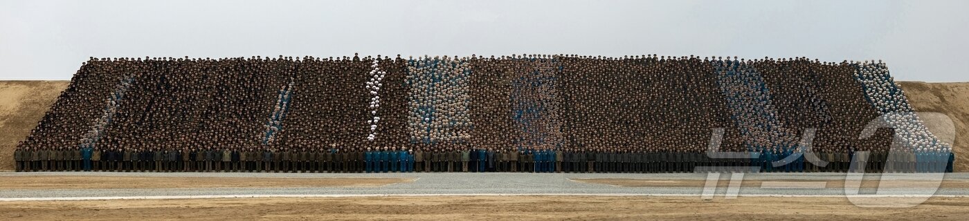 본문 이미지 - (평양 노동신문=뉴스1) = 북한 노동당 기관지 노동신문은 2일 김 총비서가 전날 열린 신의주온실종합농장 준공식에 참석했다고 보도했다. 신문은 해당 농장을 "김정은시대의 위대한 변천사를 증견하는 또 하나의 긍지높은 기념비적 창조물이며 우리의 청년 건설자들이 조선노동당 제9차 대회에 드리는 자랑찬 충성의 선물＂이라고 평가했다. [국내에서만 사용가능. 재배포 금지. DB 금지. For Use Only in the Republic of Korea. Redistribution Prohibited] rodongphoto@news1.kr