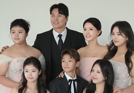 이동국, 결혼 20주년 맞아 완전체 가족사진…미코 아내·훌쩍 큰 5남매