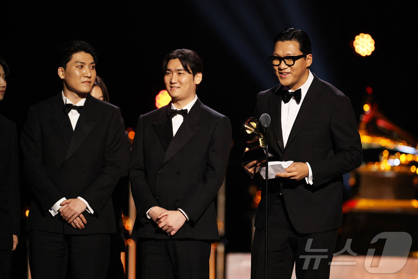 (로이터=뉴스1) 안은나 기자 = 넷플릭스 '케이팝 데몬 헌터스' OST '골든'이 1일(현지시간) 미국 로스앤젤레스에서 열린 제68회 그래미 어워드 시상식 사전 행사 프리미어 세 …