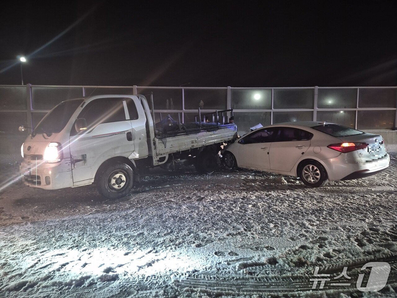 본문 이미지 -  청양 평택부여고속도로 교통사고 현장. (청양소방서 제공, 재판매 및 DB금지) / 뉴스1