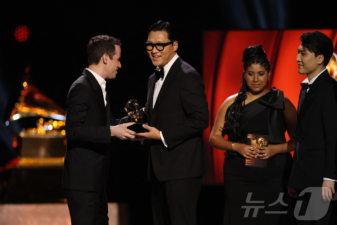 (로이터=뉴스1) 안은나 기자 = 넷플릭스 '케이팝 데몬 헌터스' OST '골든'이 1일(현지시간) 미국 로스앤젤레스에서 열린 제68회 그래미 어워드 시상식 사전 행사 프리미어 세 …