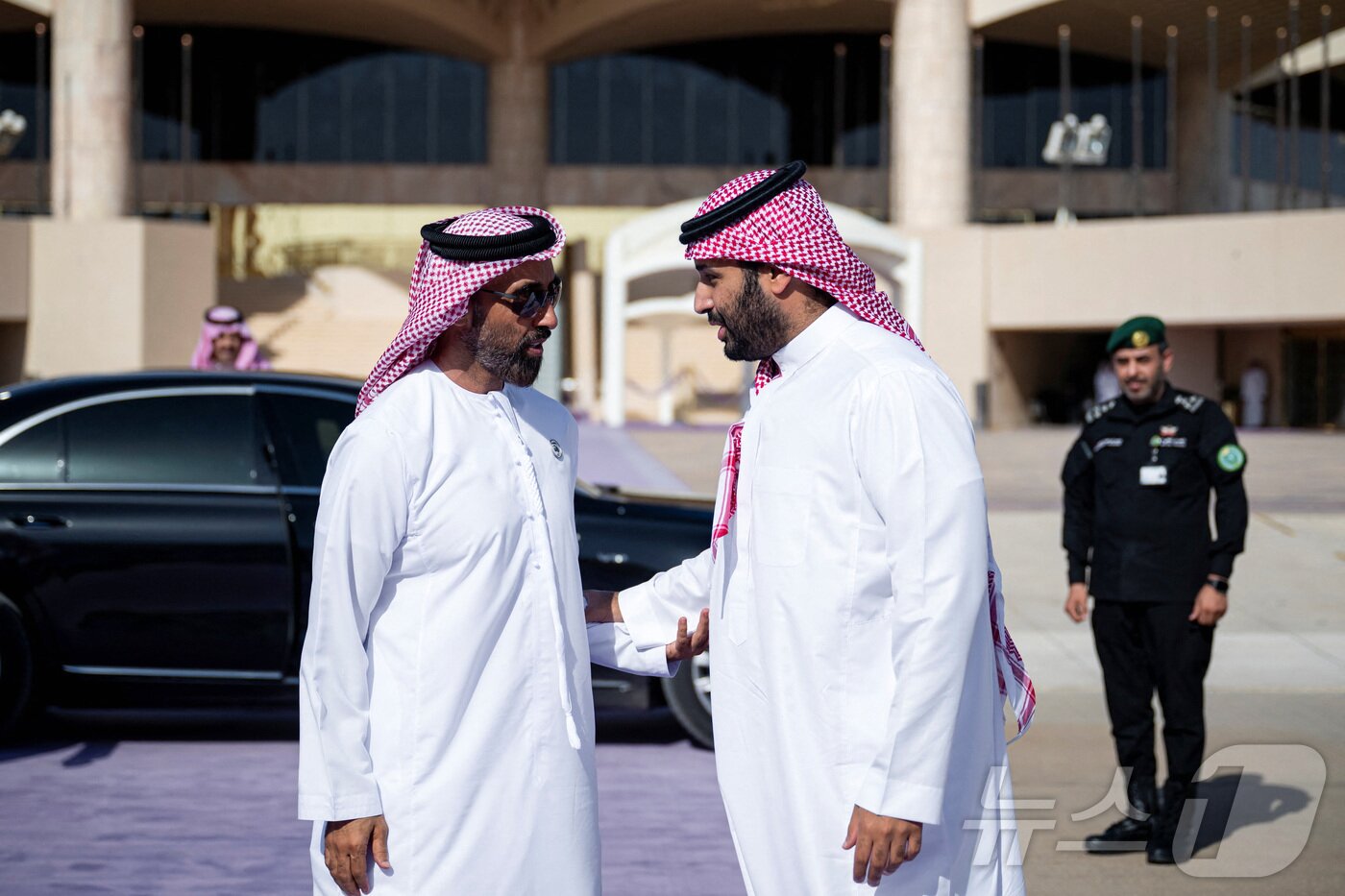본문 이미지 - 셰이크 타눈 빈 자이드 알 나흐얀 아랍에미리트(UAE) 국가안보보좌관이 2025년 9월 3일(현지시간) 사우디아라비아 리야드 킹 칼리드 국제공항에서 무함마드 빈 살만 사우디 왕세자와 인사를 나누고 있다. 2025.09.03. ⓒ 로이터=뉴스1