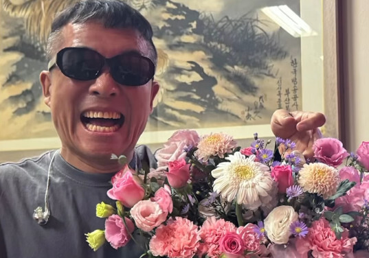 "핑계 대지말고 가자" 김건모, 웃음 되찾았다…꽃다발 받고 환한 미소