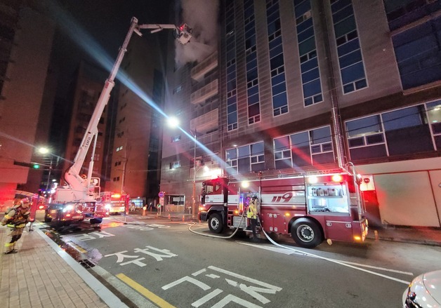 진주 평거동 9층 건물 6층서 화재, 22명 대피…"실외기서 불꽃"