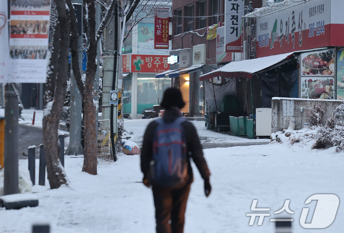 (광주=뉴스1) 박지현 기자 = 최대 5㎝의 눈이 예보된 2일 광주 북구 오치동에서 시민들이 눈 쌓인 출근길을 조심히 걷고 있다. 2026.2.2/뉴스1