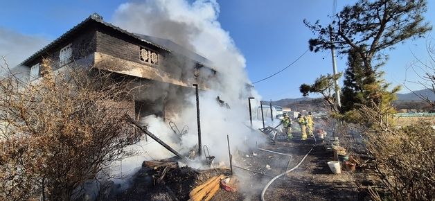청양 목면 단독주택서 불…60대 얼굴·손 화상