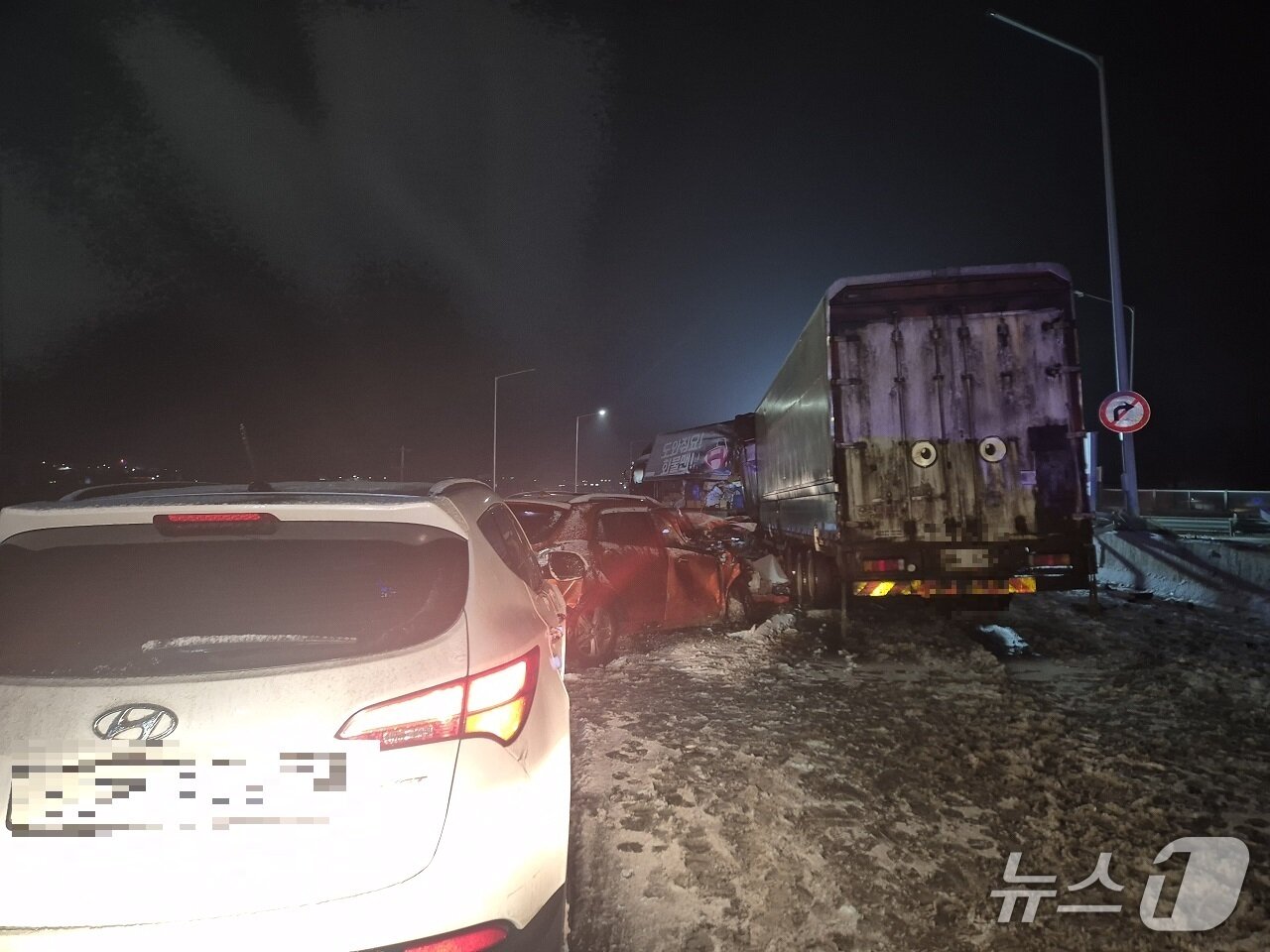 본문 이미지 - 청양 평택부여고속도로 교통사고 현장. (청양소방서 제공, 재판매 및 DB금지) 2026.2.2 /뉴스1