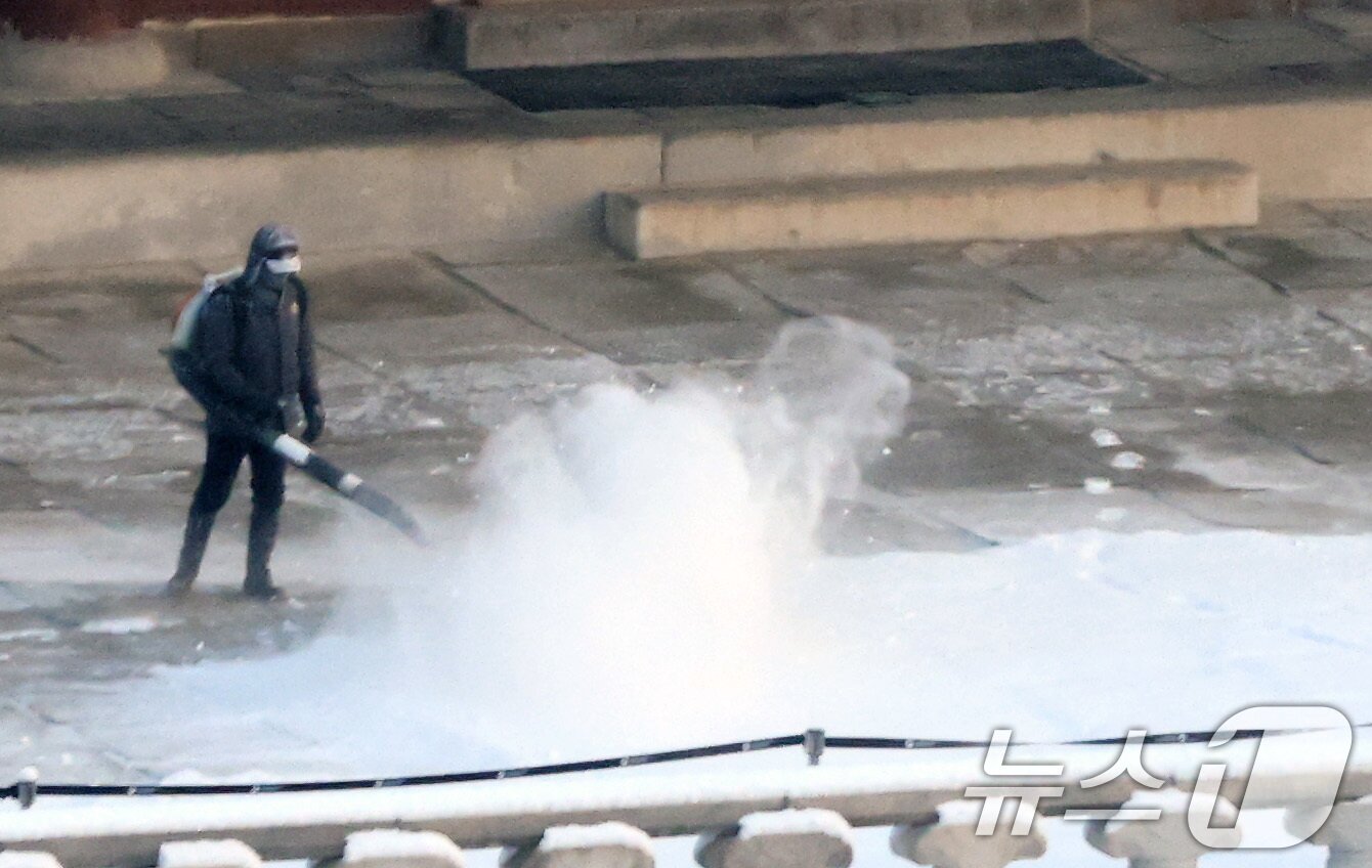 본문 이미지 - 2일 서울 종로구 경복궁에서 관계자들이 밤새 내린 눈을 치우고 있다. 2026.2.2/뉴스1 ⓒ News1 임세영 기자