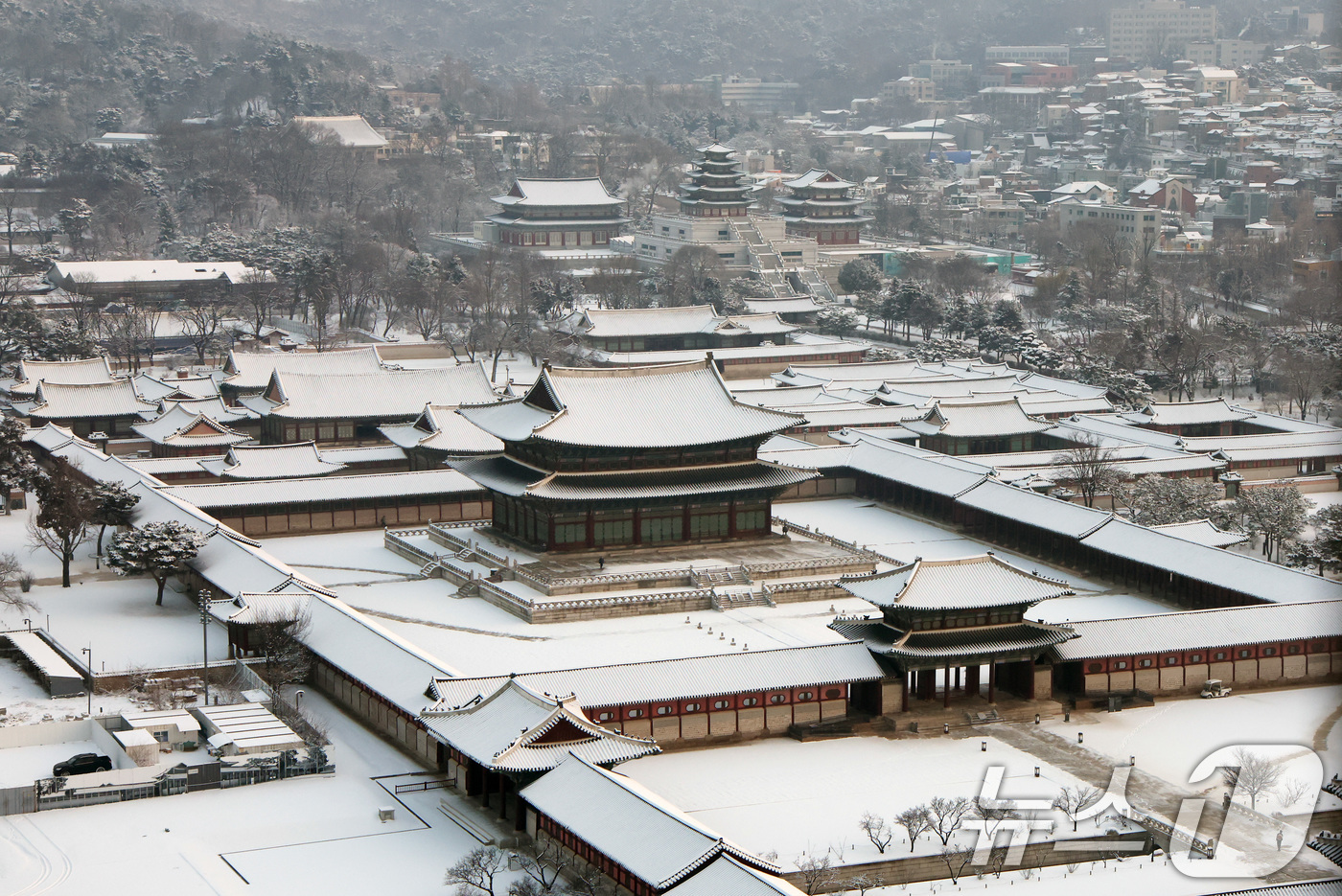 (서울=뉴스1) 임세영 기자 = 2일 서울 종로구 경복궁 일대가 밤새 내린 눈으로 하얗게 뒤덮여 있다.  2026.2.2/뉴스1