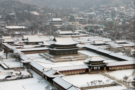'눈 덮인 경복궁'