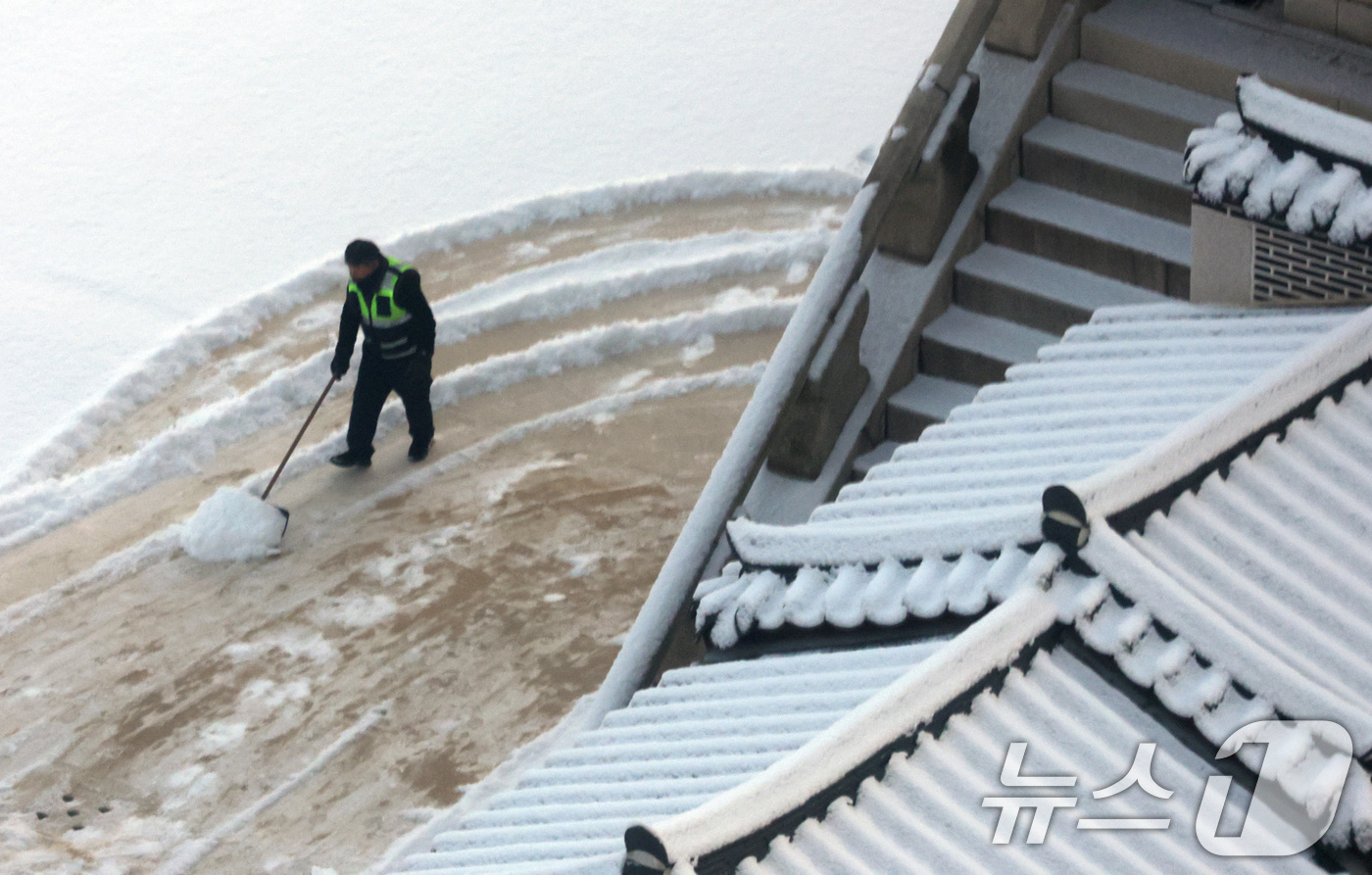 (서울=뉴스1) 임세영 기자 = 2일 서울 종로구 경복궁에서 관계자들이 밤새 내린 눈을 치우고 있다. 2026.2.2/뉴스1