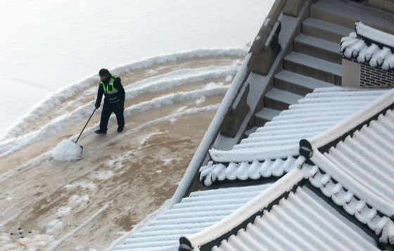 '제설작업하는 경복궁'