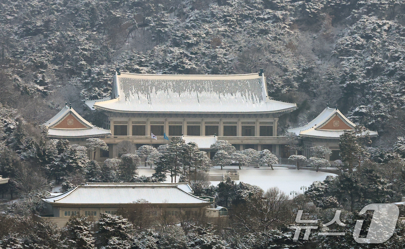 (서울=뉴스1) 임세영 기자 = 2일 서울 종로구 청와대가 밤새 내린 눈으로 하얗게 뒤덮여 있다.  2026.2.2/뉴스1