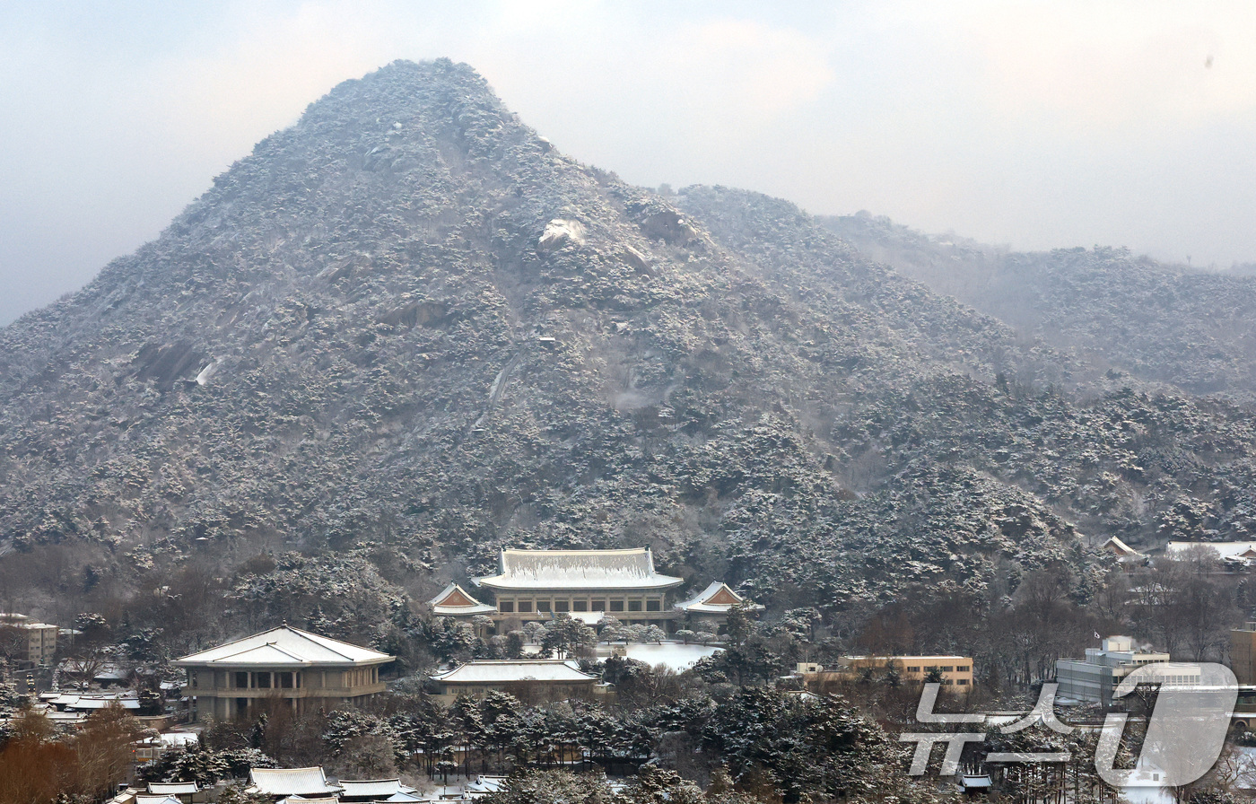 (서울=뉴스1) 임세영 기자 = 2일 서울 종로구 청와대가 밤새 내린 눈으로 하얗게 뒤덮여 있다.  2026.2.2/뉴스1