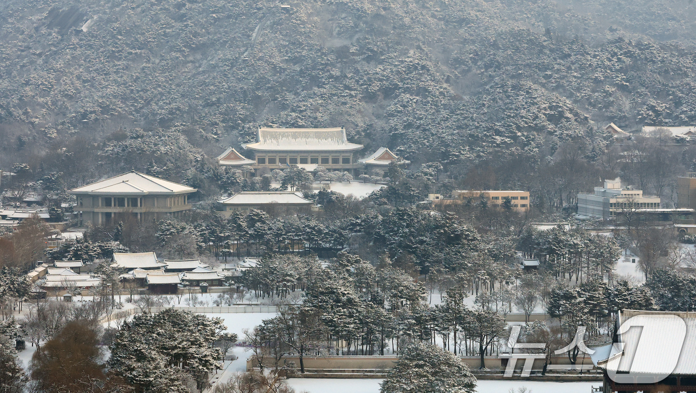 (서울=뉴스1) 임세영 기자 = 2일 서울 종로구 청와대가 밤새 내린 눈으로 하얗게 뒤덮여 있다.  2026.2.2/뉴스1