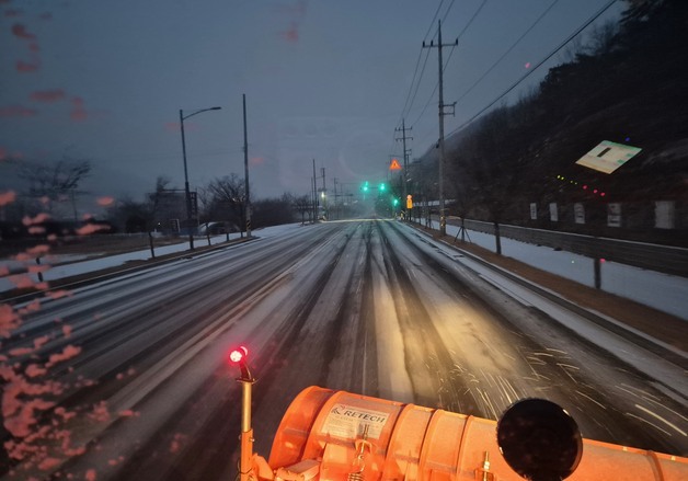밤새 눈 내린 구미 금오산 도립공원 순환도로 통제