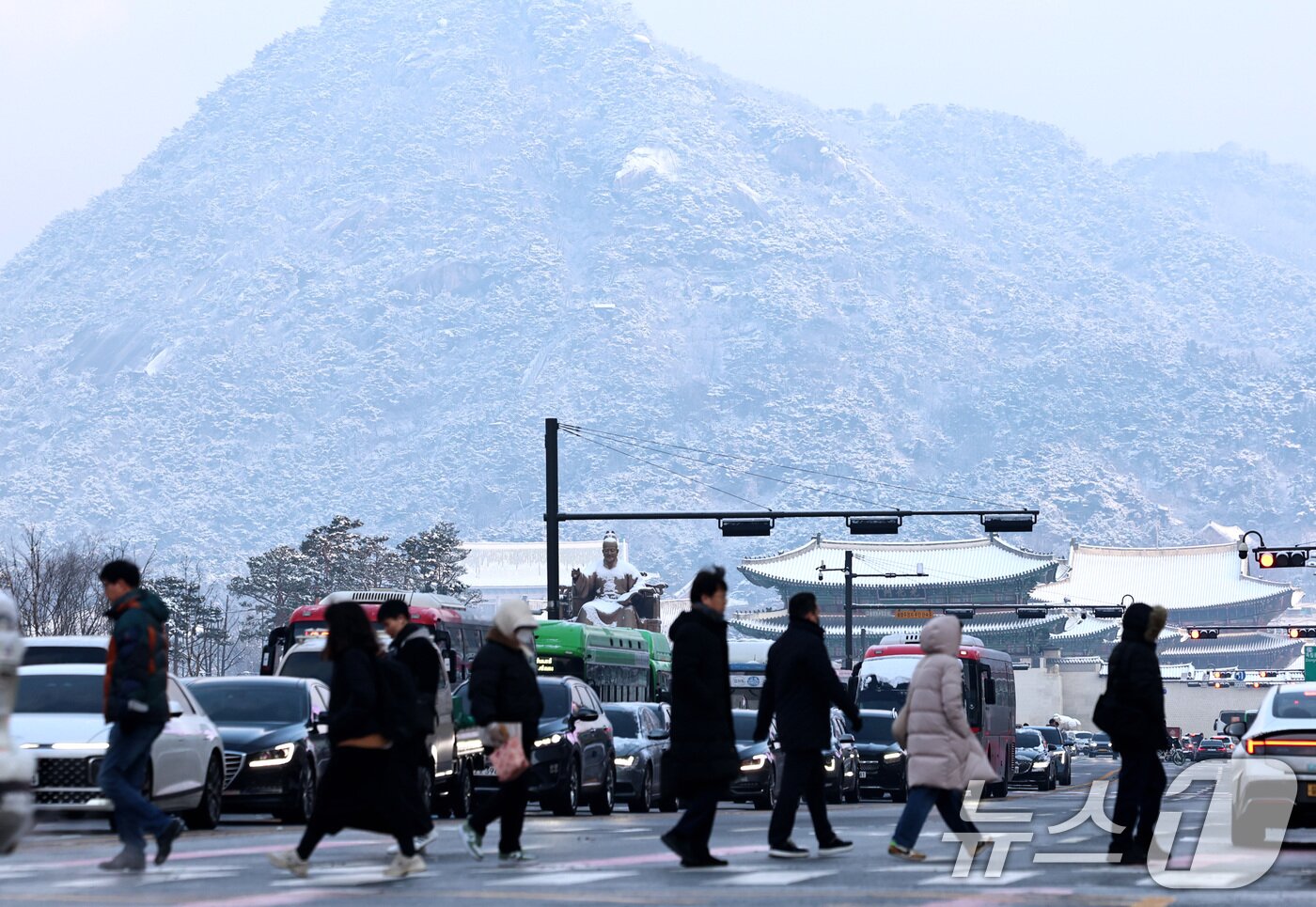 본문 이미지 - 2일 오전 서울 경복궁과 북악산에 밤새 내린 눈이 쌓여 있다. 2026.2.2/뉴스1 ⓒ News1 구윤성 기자