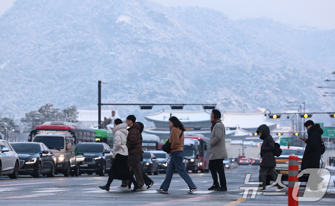 (서울=뉴스1) 구윤성 기자 = 2일 오전 시민들이 눈 쌓인 서울 광화문 앞을 걷고 있다. 2026.2.2/뉴스1