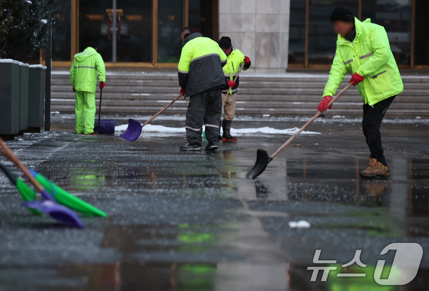 본문 이미지 - 2일 오전 서울 광화문광장에서 시설 관계자들이 밤새 내린 눈을 치우고 있다. 2026.2.2/뉴스1 ⓒ News1 구윤성 기자