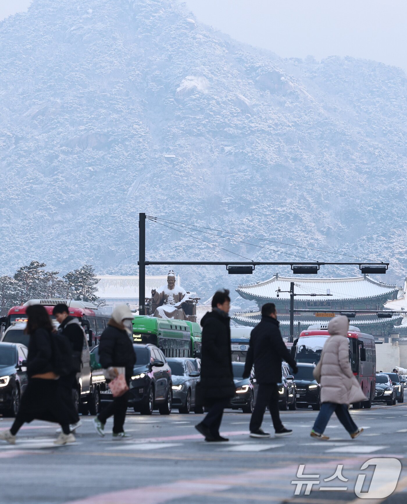 본문 이미지 - 2일 오전 서울 경복궁과 북악산에 밤새 내린 눈이 쌓여 있다. 2026.2.2/뉴스1 ⓒ News1 구윤성 기자