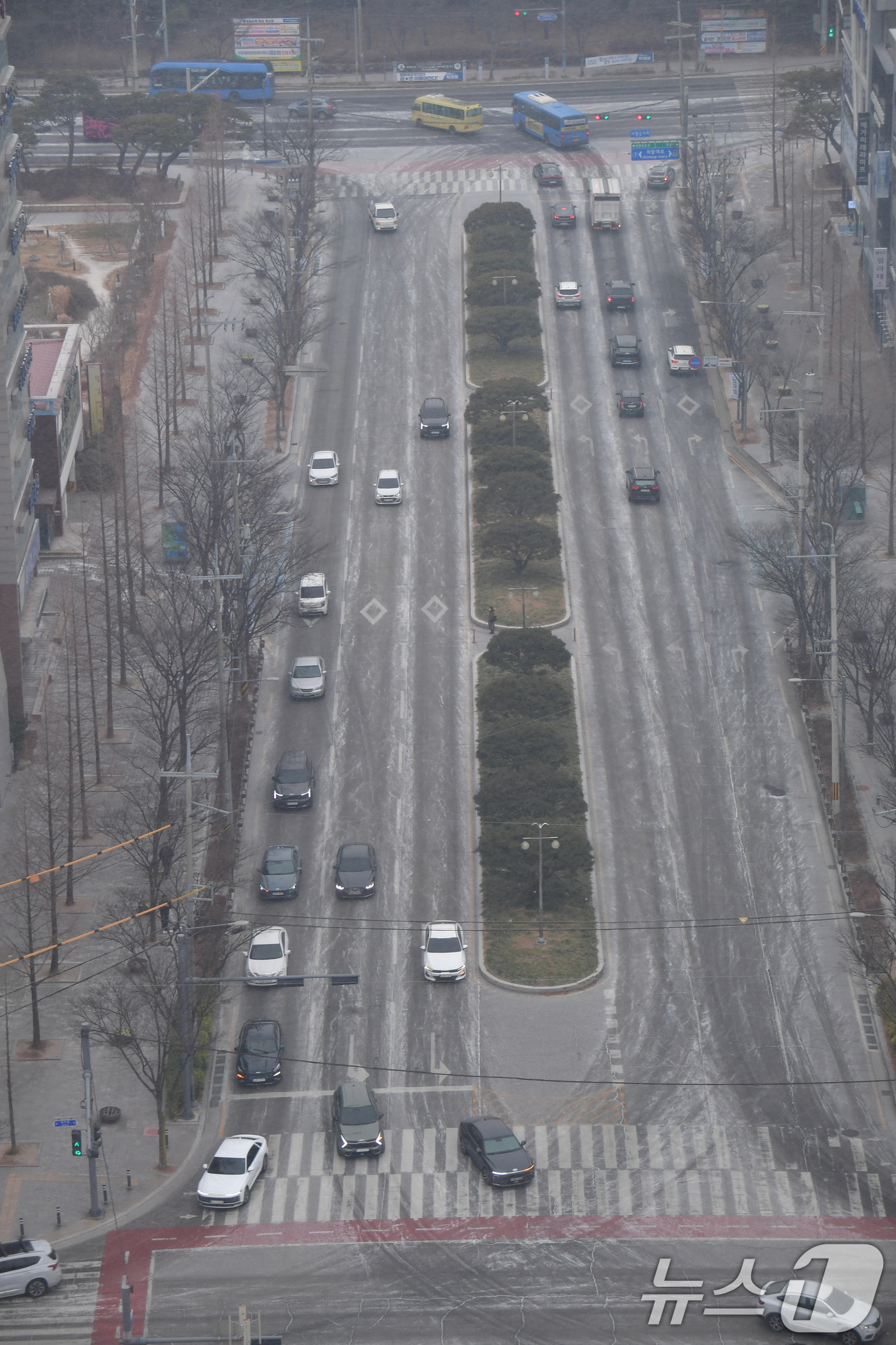 (포항=뉴스1) 최창호 기자 = 경북 일부 지역에 대설 주의보가 발령된 2일 오전 포항시 남구 지역에도 눈이 내리고 있다. 2026.2.2/뉴스1