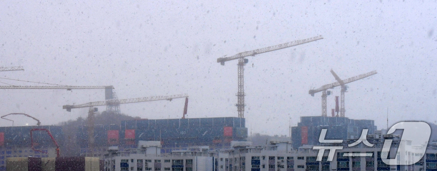 (포항=뉴스1) 최창호 기자 = 경북 일부 지역에 대설 주의보가 발령된 2일 오전 포항시 남구 이파트 단지 공사 현장 타워크레인 위로 제법 많은 눈이 내리고 있다. 2026.2.2 …