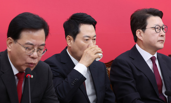 "張 재신임 후 헌신 약속" "사퇴해야"…'韓제명' 여진 계속