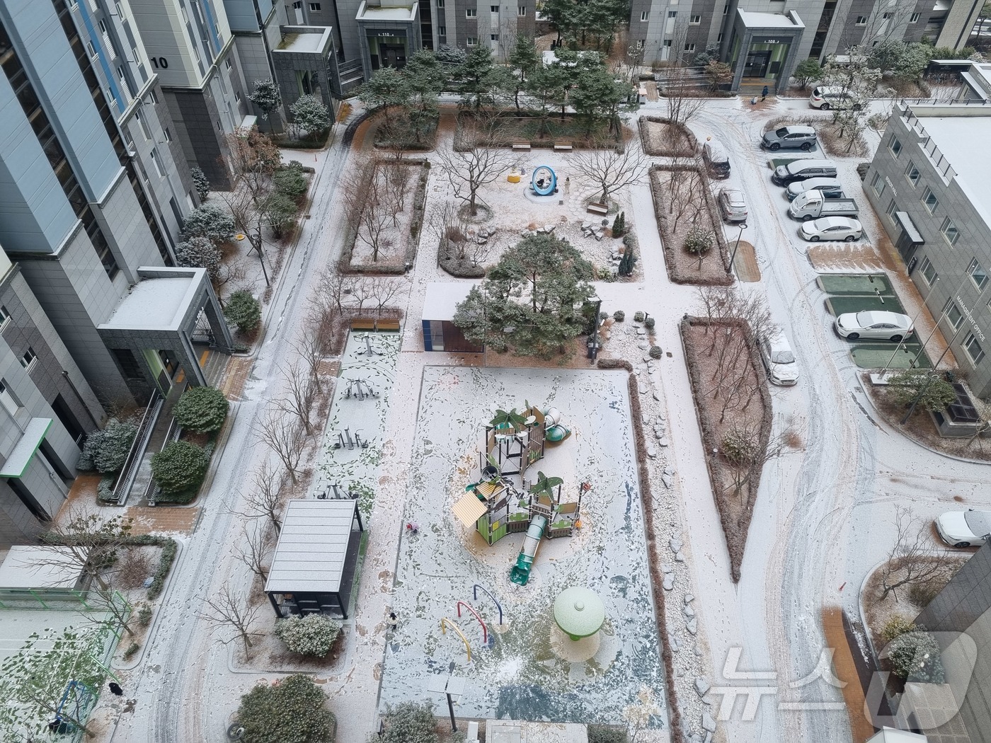 (여수=뉴스1) 황덕현 기후환경전문기자 = 2일 전남 여수 웅천동의 한 아파트단지에 눈이 소복이 쌓여 있다. 2026.2.2/뉴스1